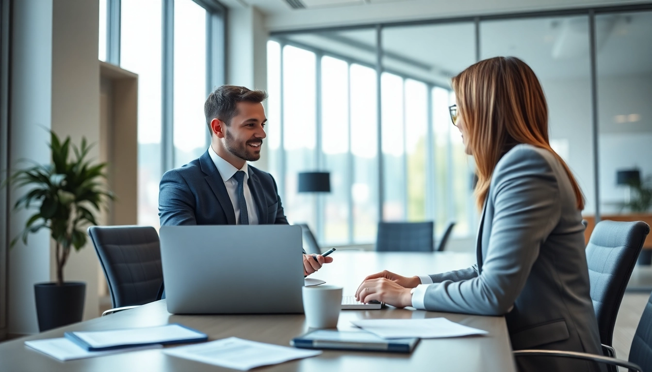 Der Headhunter Schweiz berät einen Kandidaten in einem modernen Büro.